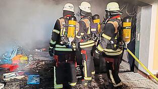 Die FFW Waldmünchen geht mit schwerem Atemschutz gegen die Flammen vor. Die FFW Waldmünchen geht mit schwerem Atemschutz gegen die Flammen vor.