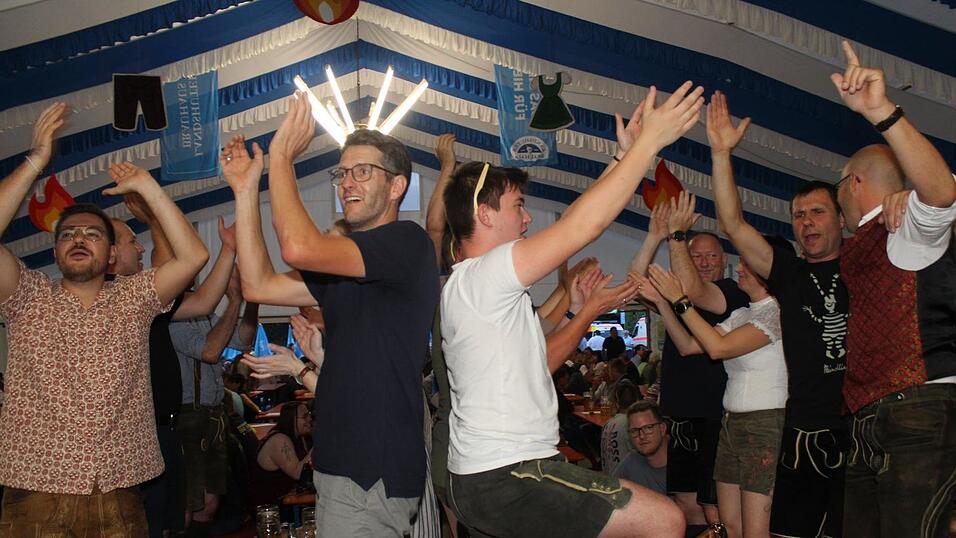 Zur Musik von Headless wurde ausgelassen gefeiert. Zur Musik von Headless wurde ausgelassen gefeiert.