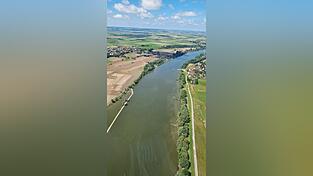 Friedlich wirkt die Donau, so lange sie sich in ihrem Bett bewegt. Doch das kann sich nach Niederschlägen sehr schnell ändern. Auf dem Luftbild ist rechts Mariaposching zu erkennen, im Fluss die Fähre. Dort, im Polder Sulzbach, sind enorme Hochwasserschutzbauten geplant. Die Gemeinde soll sich nach momentanem Stand mit 1,6 Millionen Euro daran beteiligen. Friedlich wirkt die Donau, so lange sie sich in ihrem Bett bewegt. Doch das kann sich nach Niederschlägen sehr schnell ändern. Auf dem Luftbild ist rechts Mariaposching zu erkennen, im Fluss die Fähre. Dort, im Polder Sulzbach, sind enorme Hochwasserschutzbauten geplant. Die Gemeinde soll sich nach momentanem Stand mit 1,6 Millionen Euro daran beteiligen.