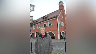 Sepp Egger vor seiner früheren Wirkungsstätte, dem Mainburger Rathaus. An diesem Sonntag feiert der Altbürgermeister und Ehrenbürger der Stadt seinen 80. Geburtstag, ganz privat in kleiner Runde bei einem Weißwurstfrühstück im Biberbau. Sepp Egger vor seiner früheren Wirkungsstätte, dem Mainburger Rathaus. An diesem Sonntag feiert der Altbürgermeister und Ehrenbürger der Stadt seinen 80. Geburtstag, ganz privat in kleiner Runde bei einem Weißwurstfrühstück im Biberbau.