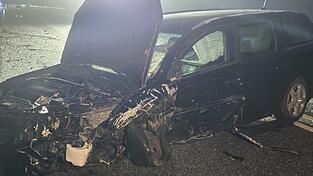 Die Feuerwehr übernahm die Absicherung der Unfallstelle. Die Feuerwehr übernahm die Absicherung der Unfallstelle.