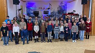 Groß war auch diesmal die Schar der Mitwirkenden um die Musiklehrer Katy und Sebastian Göllner. Groß war auch diesmal die Schar der Mitwirkenden um die Musiklehrer Katy und Sebastian Göllner.