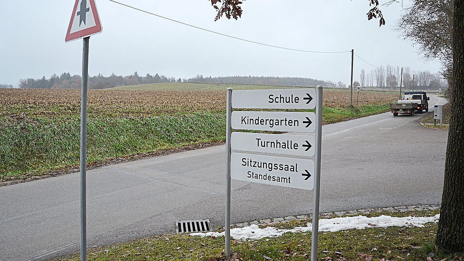 Rechterhand geht es zu Schule, Kindergarten, Turnhalle und gemeindlichem Sitzungssal, linkerhand entsteht das neue Baugebiet 'Am Schulgelände'. Rechterhand geht es zu Schule, Kindergarten, Turnhalle und gemeindlichem Sitzungssal, linkerhand entsteht das neue Baugebiet 'Am Schulgelände'.