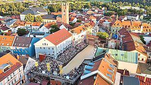 Ein Bild, bei dem wohl vielen Furthern das Herz lacht: die Drachenstich-Arena kurz vor Beginn einer Aufführung in der Abendsonne. Ein Bild, bei dem wohl vielen Furthern das Herz lacht: die Drachenstich-Arena kurz vor Beginn einer Aufführung in der Abendsonne.