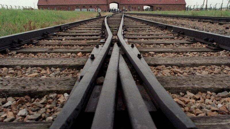 Neun hölzerne Baracken in der NS-Gedenkstätte Auschwitz-Birkenau sind mit Parolen auf Englisch und Deutsch besprüht worden. (Archivbild). Neun hölzerne Baracken in der NS-Gedenkstätte Auschwitz-Birkenau sind mit Parolen auf Englisch und Deutsch besprüht worden. (Archivbild).