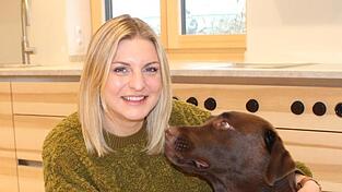 Als einen glücklichen Zufall beschreibt Teresa Nitzl, die Teilnahme bei der Landfrauenküche. Mit auf dem Foto zu sehen ist Labrador Wasti. Als einen glücklichen Zufall beschreibt Teresa Nitzl, die Teilnahme bei der Landfrauenküche. Mit auf dem Foto zu sehen ist Labrador Wasti.