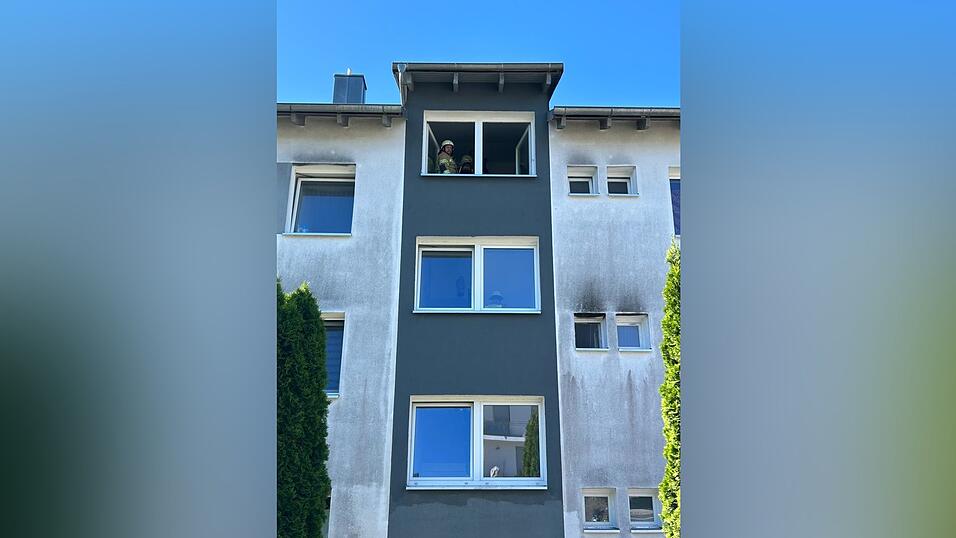 Nach Angaben der Polizei entstand ein Sachschaden in Höhe von 100.000 Euro. Nach Angaben der Polizei entstand ein Sachschaden in Höhe von 100.000 Euro.