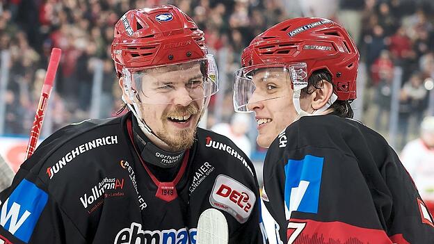 Was zu lachen: Mit dem 4:1-Erfolg hat sich der EVL wieder bis auf einen Punkt an Platz fünf herangeschoben. Das dürfte neben Jesse Koskenkorva (links) und Martin Has besonders auch die Fans freuen. Was zu lachen: Mit dem 4:1-Erfolg hat sich der EVL wieder bis auf einen Punkt an Platz fünf herangeschoben. Das dürfte neben Jesse Koskenkorva (links) und Martin Has besonders auch die Fans freuen.