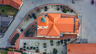 Der Friedhof an der Bruckberger Pfarrkirche. Der Gemeinderat hat die Gebühren für alle Friedhöfe in der Gemeinde erhöht. Der Friedhof an der Bruckberger Pfarrkirche. Der Gemeinderat hat die Gebühren für alle Friedhöfe in der Gemeinde erhöht.