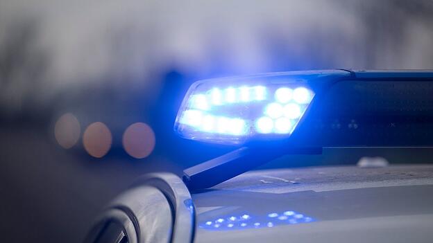Polizisten löschen die Flammen auf der Baustelle. (Symbolbild) Polizisten löschen die Flammen auf der Baustelle. (Symbolbild)