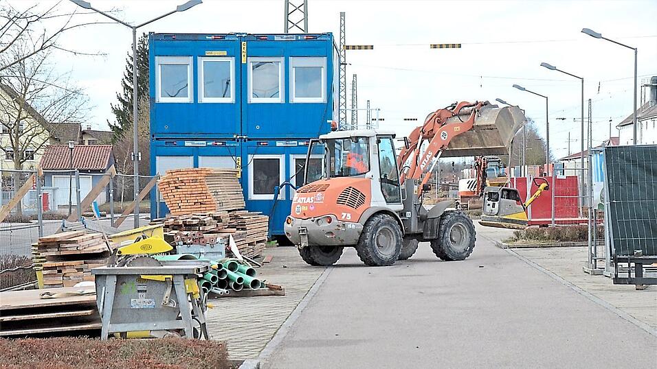 Unter anderem wurden auf der Baustelle Wohncontainer aufgestellt. Unter anderem wurden auf der Baustelle Wohncontainer aufgestellt.