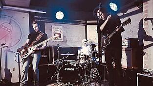 In dieser Formation besteht die Band Major seit 2016 auf der Bühne: Bassist Marco Frömel (von links), Drummer Johannes Nieberl sowie Gitarrist und Sänger Josef Ramsauer. In dieser Formation besteht die Band Major seit 2016 auf der Bühne: Bassist Marco Frömel (von links), Drummer Johannes Nieberl sowie Gitarrist und Sänger Josef Ramsauer.