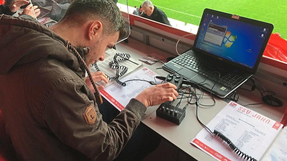 Vor dem Spiel muss die Technik für die Übertragung aufgebaut werden: Am Notebook hängen die Lautstärkeregler und die Kopfhörer mit Mikrofonen. Vor dem Spiel muss die Technik für die Übertragung aufgebaut werden: Am Notebook hängen die Lautstärkeregler und die Kopfhörer mit Mikrofonen.