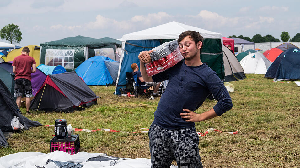 Auf dem Campingplatz lassen es die Pfingst-Open-Air-Besucher richtig krachen, aufgenommen von Regina Hölzel am Freitag. Auf dem Campingplatz lassen es die Pfingst-Open-Air-Besucher richtig krachen, aufgenommen von Regina Hölzel am Freitag.