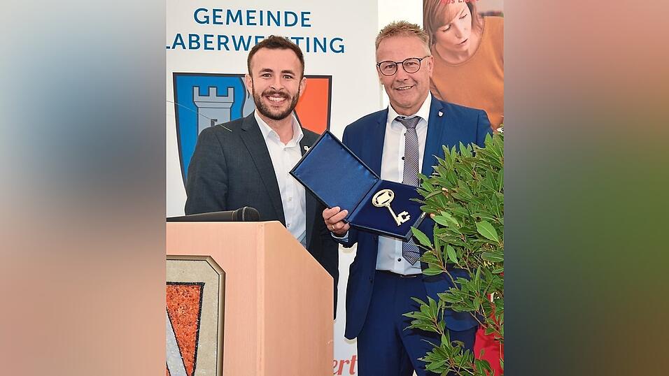 Architekt Michael Pfleger bei der symbolischen Schlüsselübergabe an Bürgermeister Johann Grau. Architekt Michael Pfleger bei der symbolischen Schlüsselübergabe an Bürgermeister Johann Grau.