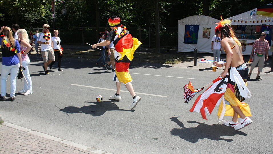 Christian Fertl war am Sonntag auf der Fanmeile in Berlin und erlebte dort das Achtelfinale gegen England auf Großleinwand. Christian Fertl war am Sonntag auf der Fanmeile in Berlin und erlebte dort das Achtelfinale gegen England auf Großleinwand.