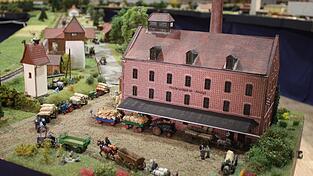 Zum ersten Mal wurde bei der Ausstellung von „Bockerl fahr zua“ die alte Hopfenhalle von Nandlstadt präsentiert. Zum ersten Mal wurde bei der Ausstellung von „Bockerl fahr zua“ die alte Hopfenhalle von Nandlstadt präsentiert.