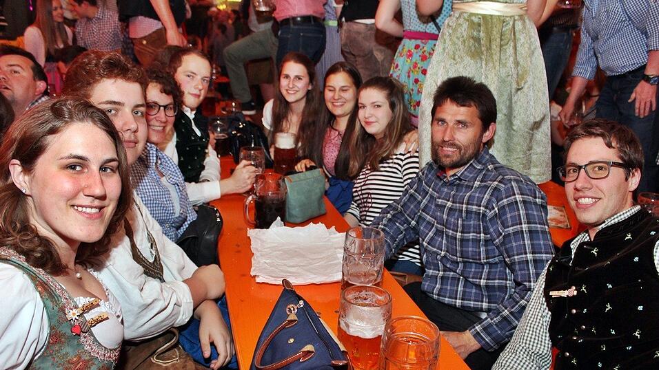 Die Frühjahrsdult 2017 in Landshut neigt sich dem Ende entgegen. Grund genug, noch einmal richtig in den Bierzelten zu feiern - abgerundet vom traditionellen Feuerwerk. Die Frühjahrsdult 2017 in Landshut neigt sich dem Ende entgegen. Grund genug, noch einmal richtig in den Bierzelten zu feiern - abgerundet vom traditionellen Feuerwerk.