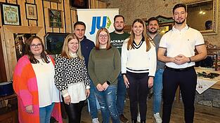 Die neu gewählte JU-Vorstandschaft: Valentin Bauer, Markus Inhofer, Verena Aumer, Martin Fischer, Linda Schmalzl, Bastian Scherm, Lena Schmalzl und Natalie Pavitsch (von rechts). Die neu gewählte JU-Vorstandschaft: Valentin Bauer, Markus Inhofer, Verena Aumer, Martin Fischer, Linda Schmalzl, Bastian Scherm, Lena Schmalzl und Natalie Pavitsch (von rechts).