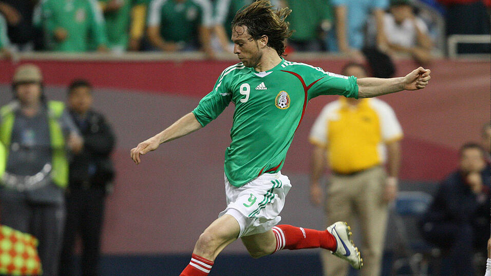 November 2009: In seinem Wohnhaus stirbt der mexikanische Nationalspieler Antonio de Nigris (31) vom griechischen Erstligisten AE Larissa an den Folgen eines Herzfehlers. November 2009: In seinem Wohnhaus stirbt der mexikanische Nationalspieler Antonio de Nigris (31) vom griechischen Erstligisten AE Larissa an den Folgen eines Herzfehlers.