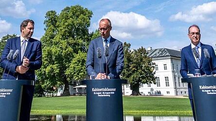 Vizekanzler Lars Klingbeil (SPD, v.l.), Kanzler Friedrich Merz (CDU) und Bundesinnenminister Alexander Dobrindt (CSU) stellen die Ergebnisse der Klausurtagung der Bundesregierung in Schloss Neuhardenberg vor. Vizekanzler Lars Klingbeil (SPD, v.l.), Kanzler Friedrich Merz (CDU) und Bundesinnenminister Alexander Dobrindt (CSU) stellen die Ergebnisse der Klausurtagung der Bundesregierung in Schloss Neuhardenberg vor.