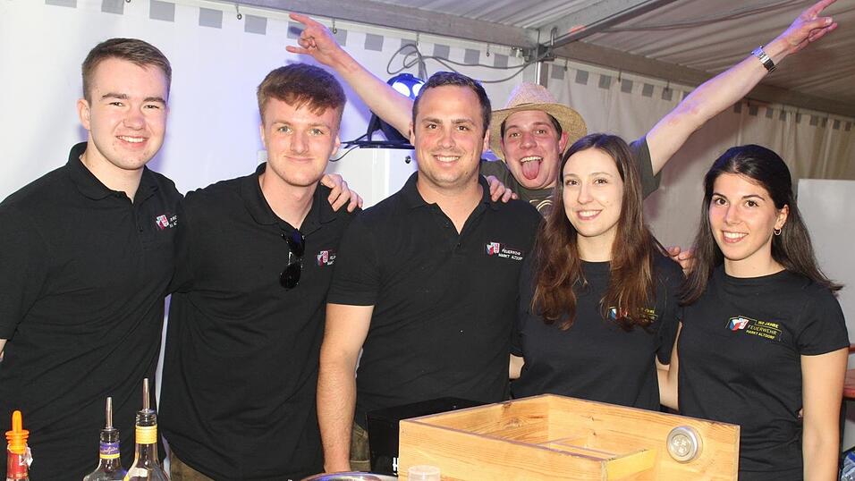 Zur Musik von Headless wurde ausgelassen gefeiert. Zur Musik von Headless wurde ausgelassen gefeiert.