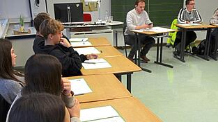 Die Schüler erarbeiteten einen fiktiven Gesetzentwurf. Die Schüler erarbeiteten einen fiktiven Gesetzentwurf.