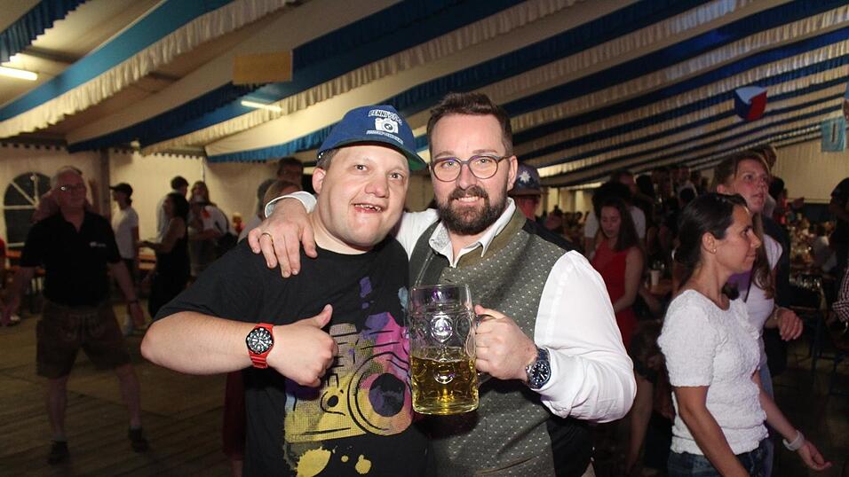 Zur Musik von Headless wurde ausgelassen gefeiert. Zur Musik von Headless wurde ausgelassen gefeiert.