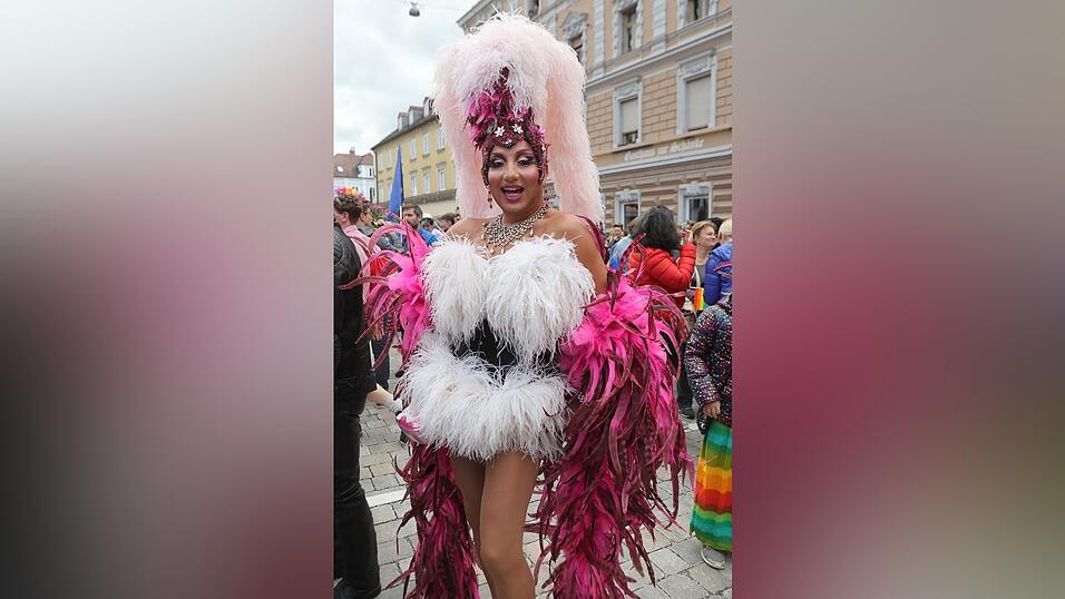 Knapp 2.000 Teilnehmer feierten am Samstag in Landhut den ersten Christopher-Street-Day Niederbayerns. Knapp 2.000 Teilnehmer feierten am Samstag in Landhut den ersten Christopher-Street-Day Niederbayerns.