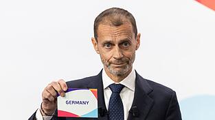 Zuschlag für Deutschland: UEFA-Präsident Aleksander Ceferin zeigt es an Zuschlag für Deutschland: UEFA-Präsident Aleksander Ceferin zeigt es an