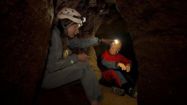 Christina Tolksdorf und Nikolaus Arndt in einem fast 20 Meter langem Erdstall unter einem Bauernhaus im Kreis Regen. Christina Tolksdorf und Nikolaus Arndt in einem fast 20 Meter langem Erdstall unter einem Bauernhaus im Kreis Regen.