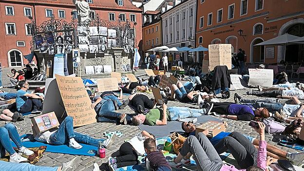 Am 22. Mai vergangenen Jahres fand die erste Liegenddemo der gleichnamigen bundesweiten Initiative in Regensburg statt. Demonstriert wird im Liegen, weil Betroffene zu schwach sind, um lange stehen zu können. Am 22. Mai vergangenen Jahres fand die erste Liegenddemo der gleichnamigen bundesweiten Initiative in Regensburg statt. Demonstriert wird im Liegen, weil Betroffene zu schwach sind, um lange stehen zu können.