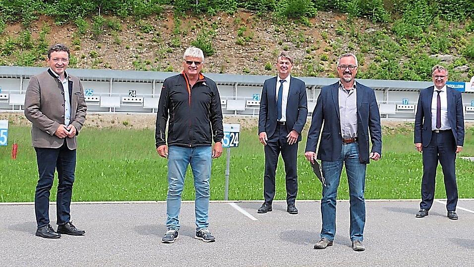 Unter anderem beim Fachgespräch am Landesleistungszentrum dabei: Skiverbandspräsident Max Gibis (v.li.) , Sportwart Biathlon Sepp Schneider, Ministerialbeauftragter Manfred Brodschelm, Kommissarischer Schulleiter Realschule Christian Sagmeister, Ministerialbeauftragter Anselm Räde. Unter anderem beim Fachgespräch am Landesleistungszentrum dabei: Skiverbandspräsident Max Gibis (v.li.) , Sportwart Biathlon Sepp Schneider, Ministerialbeauftragter Manfred Brodschelm, Kommissarischer Schulleiter Realschule Christian Sagmeister, Ministerialbeauftragter Anselm Räde.