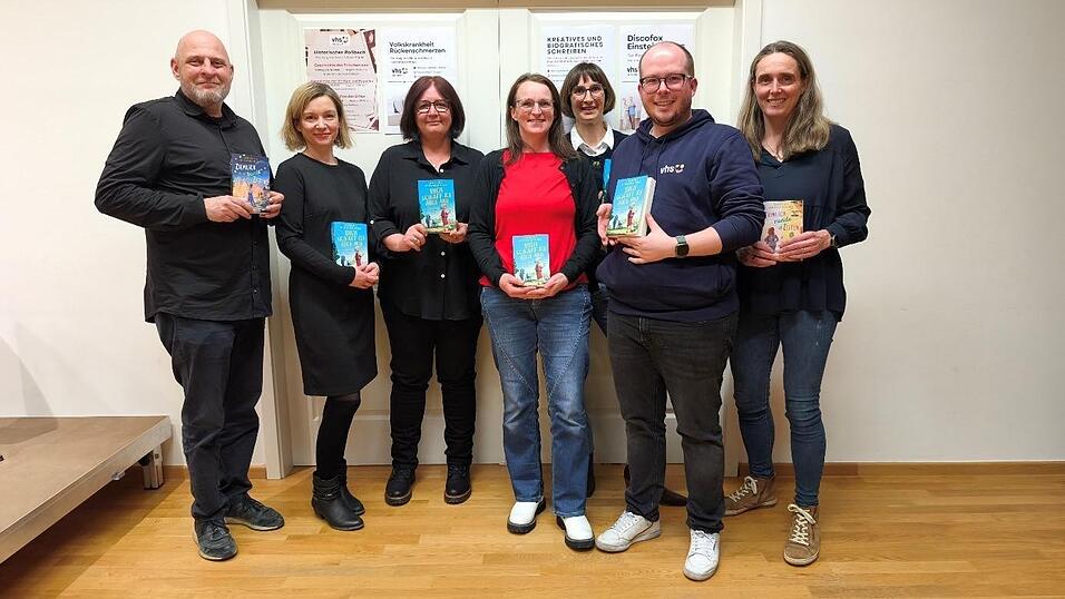 Thomas Unverdorben (2. v. r.) mit Michael Aumer (v. l.), Steffi Kreilinger, Angelika Schwarzhuber, Christine Hartl und Beate Brücklmeier vom Büchereiteam sowie Doris Seibold von der Buchhandlung Böhm Thomas Unverdorben (2. v. r.) mit Michael Aumer (v. l.), Steffi Kreilinger, Angelika Schwarzhuber, Christine Hartl und Beate Brücklmeier vom Büchereiteam sowie Doris Seibold von der Buchhandlung Böhm