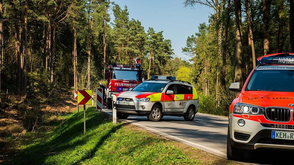 Die Fahrzeuge krachten wohl frontal ineinander. Die Fahrzeuge krachten wohl frontal ineinander.