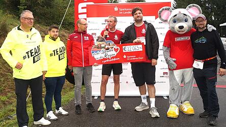 Das Sparkassen-Team und die Ausrichter freuten sich über die Rekorde an Teilnehmern, Runden und Spendenbetrag. Das Sparkassen-Team und die Ausrichter freuten sich über die Rekorde an Teilnehmern, Runden und Spendenbetrag.