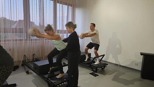 Trainerin Chrissi mit den Kursteilnehmern Natalie und ihrem Freund Julian. Trainerin Chrissi mit den Kursteilnehmern Natalie und ihrem Freund Julian.