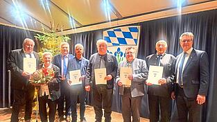 Sie sind die neuen Träger des Bladilotalers: (v. l.) Dritter Bürgermeister Max Thoma, Gertrud Pledl, zweiter Bürgermeister Franz Geisberger, Günter Fuchs, Josef Bernhard, Anton Weber, Günther Rösch und Bürgermeister Hans Schmalhofer. Sie sind die neuen Träger des Bladilotalers: (v. l.) Dritter Bürgermeister Max Thoma, Gertrud Pledl, zweiter Bürgermeister Franz Geisberger, Günter Fuchs, Josef Bernhard, Anton Weber, Günther Rösch und Bürgermeister Hans Schmalhofer.