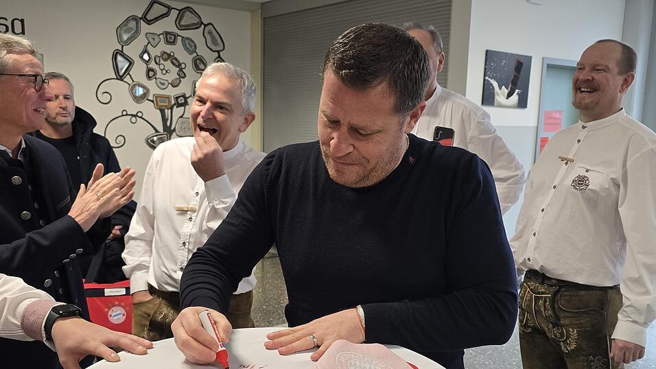 Die Fans ließen sich von Max Eberl ihre Artikel signieren. Die Fans ließen sich von Max Eberl ihre Artikel signieren.