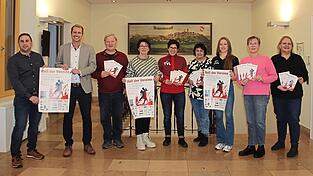 Die Vereinsvertreter präsentierten zusammen mit Hauptorganisatorin Heike Aichner (2.v.r.) und Bürgermeister Matthias Kohlmayer (2.v.l.) das Programm für den Ball der Vereine 2026. Die Vereinsvertreter präsentierten zusammen mit Hauptorganisatorin Heike Aichner (2.v.r.) und Bürgermeister Matthias Kohlmayer (2.v.l.) das Programm für den Ball der Vereine 2026.