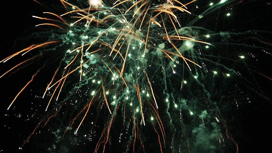 Die Frühjahrsdult 2017 in Landshut neigt sich dem Ende entgegen. Grund genug, noch einmal richtig in den Bierzelten zu feiern - abgerundet vom traditionellen Feuerwerk. Die Frühjahrsdult 2017 in Landshut neigt sich dem Ende entgegen. Grund genug, noch einmal richtig in den Bierzelten zu feiern - abgerundet vom traditionellen Feuerwerk.