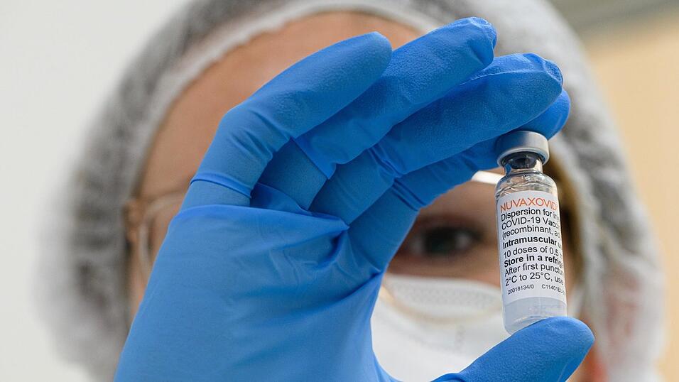 Seit Dienstag gilt die bundesweite Impfpflicht im Gesundheitswesen. Angestellte, die keinen Impf- oder Genesenennachweis erbringen können, werden nun dem Gesundheitsamt gemeldet. Mit welchen Konsequenzen Ungeimpfte in den nächsten Wochen rechnen müssen, ist nur grob abzuschätzen. Seit Dienstag gilt die bundesweite Impfpflicht im Gesundheitswesen. Angestellte, die keinen Impf- oder Genesenennachweis erbringen können, werden nun dem Gesundheitsamt gemeldet. Mit welchen Konsequenzen Ungeimpfte in den nächsten Wochen rechnen müssen, ist nur grob abzuschätzen.