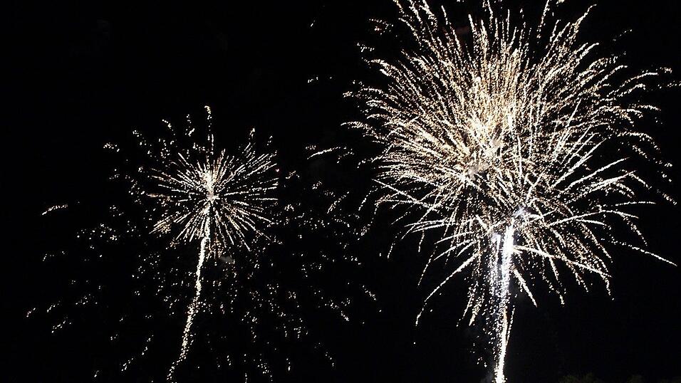 Die Frühjahrsdult 2017 in Landshut neigt sich dem Ende entgegen. Grund genug, noch einmal richtig in den Bierzelten zu feiern - abgerundet vom traditionellen Feuerwerk. Die Frühjahrsdult 2017 in Landshut neigt sich dem Ende entgegen. Grund genug, noch einmal richtig in den Bierzelten zu feiern - abgerundet vom traditionellen Feuerwerk.