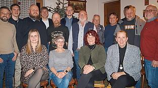 CSU-Bürgermeisterkandidatin Marion Weber (2. v. r. sitzend) mit den CSU-Listenbewerbern. Mit im Bild ist Carola Höcherl-Neubauer (1. v. r. sitzend) und CSU-Ortsvorsitzender Hermann Zapf (r. stehend). CSU-Bürgermeisterkandidatin Marion Weber (2. v. r. sitzend) mit den CSU-Listenbewerbern. Mit im Bild ist Carola Höcherl-Neubauer (1. v. r. sitzend) und CSU-Ortsvorsitzender Hermann Zapf (r. stehend).