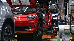 Die EU-Kommission will die Autoindustrie auch mit Bürokratieabbau entlasten. (Symbolbild) Die EU-Kommission will die Autoindustrie auch mit Bürokratieabbau entlasten. (Symbolbild)