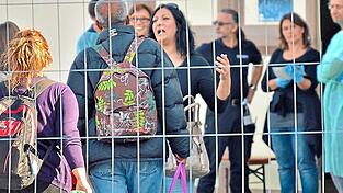 Der erste Schwung Flüchtlinge, die vor der eilends hergerichteten Notunterkunft Festhalle warten. Der erste Schwung Flüchtlinge, die vor der eilends hergerichteten Notunterkunft Festhalle warten.