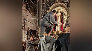 In den Monaten Mai und Oktober wird die Gottesmutter vom Mesnerteam bekleidet, hier legt gerade Bruder Jan vom Kloster Bogenberg Hand an. Im restlichen Jahr ist die gesamte Sandsteinfigur zu sehen. In den Monaten Mai und Oktober wird die Gottesmutter vom Mesnerteam bekleidet, hier legt gerade Bruder Jan vom Kloster Bogenberg Hand an. Im restlichen Jahr ist die gesamte Sandsteinfigur zu sehen.