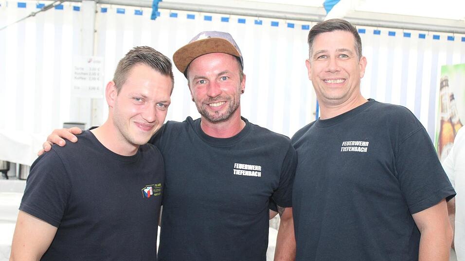 Zur Musik von Headless wurde ausgelassen gefeiert. Zur Musik von Headless wurde ausgelassen gefeiert.