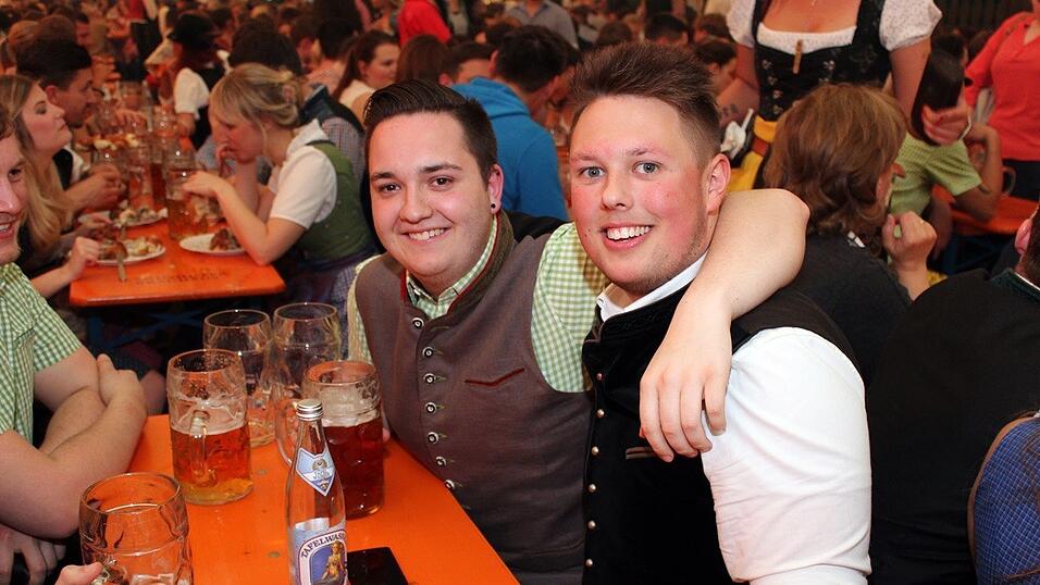 Die Frühjahrsdult 2017 in Landshut neigt sich dem Ende entgegen. Grund genug, noch einmal richtig in den Bierzelten zu feiern - abgerundet vom traditionellen Feuerwerk. Die Frühjahrsdult 2017 in Landshut neigt sich dem Ende entgegen. Grund genug, noch einmal richtig in den Bierzelten zu feiern - abgerundet vom traditionellen Feuerwerk.