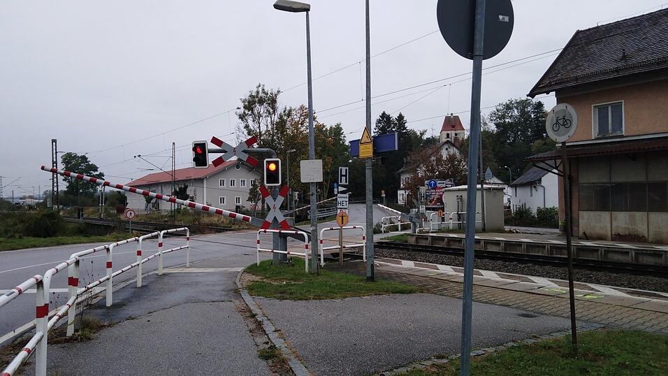 Vertreter von der Deutschen Bahn, der Bundespolizei, dem Landratsamt, dem Staatlichen Bauamt und Bürgermeister Rudolf Radlmeier haben sich von der Sicherheit des Bahnübergangs überzeugt. Vertreter von der Deutschen Bahn, der Bundespolizei, dem Landratsamt, dem Staatlichen Bauamt und Bürgermeister Rudolf Radlmeier haben sich von der Sicherheit des Bahnübergangs überzeugt.